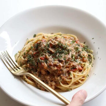 【絶品】鯖味噌缶とトマトのコク旨パスタのレシピ/作り方