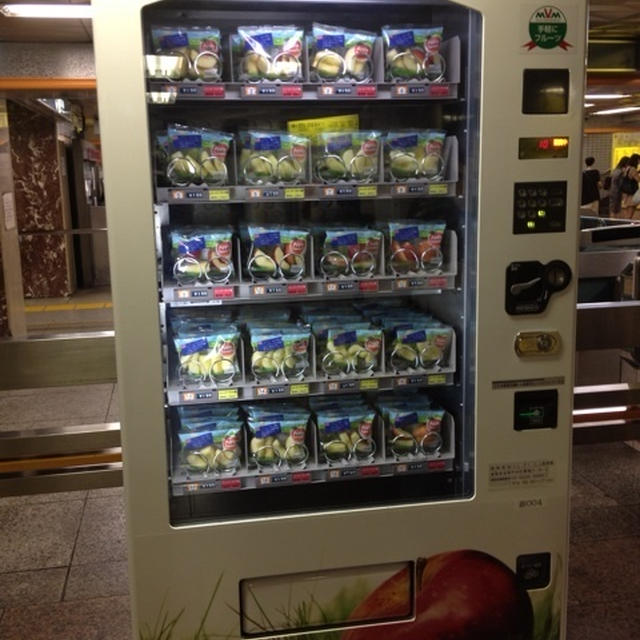 地下鉄銀座駅改札付近のリンゴ自販機