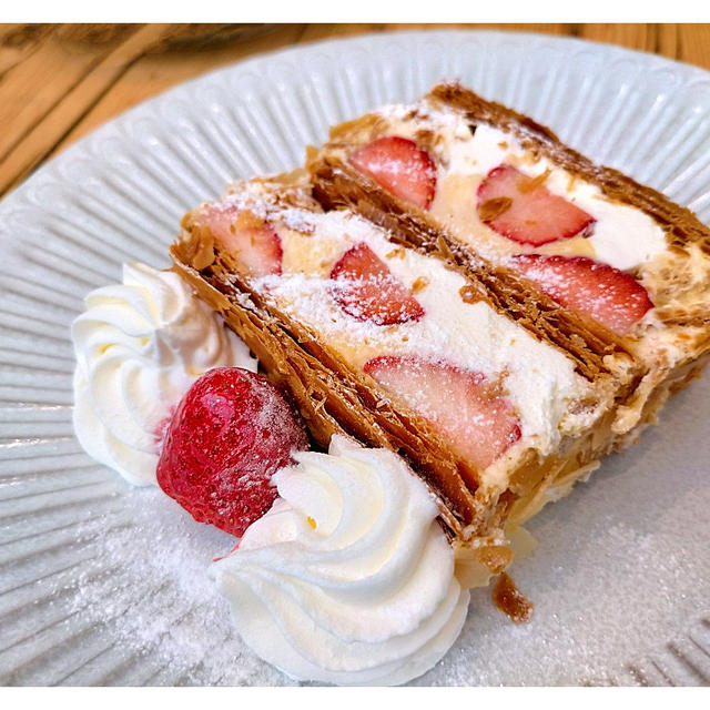 KIHACHIの定番ナポレオンパイ「キハチカフェ」ストロベリーフェア実施中♪