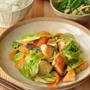 フライパン１つで♪鮭と野菜の甘辛炒めがメインの10分136円献立