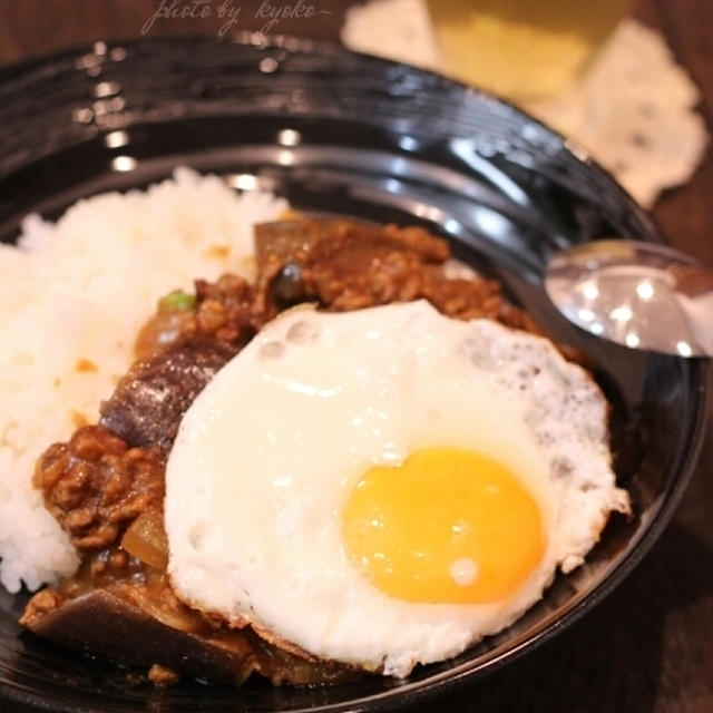 昼カフェ☆ナスのドライカレー目玉焼きのせランチ