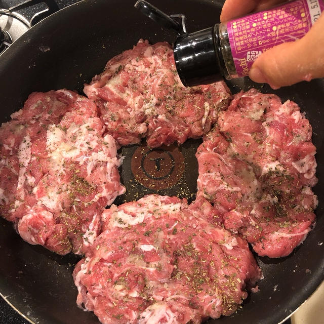 晩御飯は豚の香草焼きです！