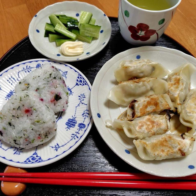 焼き餃子ときゅうりと花むすび