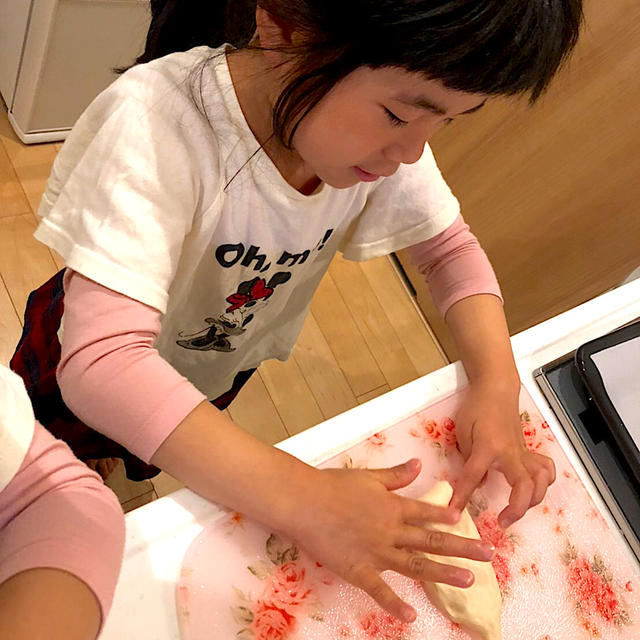 【つくれぽ】小学1年生の双子ちゃんが、おうちでロールパン作り