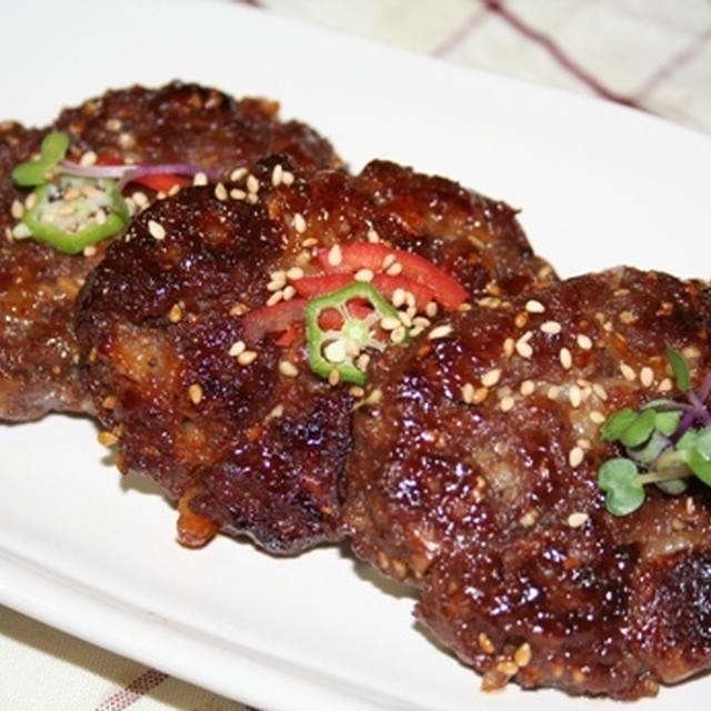 トッガルビ(떡갈비)ーー韓国の昔からのガルビ味ハンバーグ。
