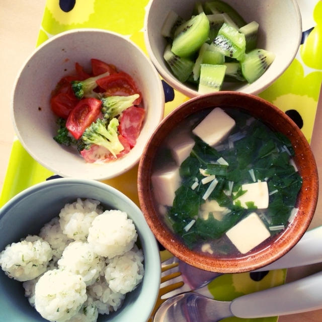 息子の朝ごはん・定番 おにぎりと味噌汁