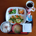 朝ご飯は7時40分　野菜炒めとひきわり納豆