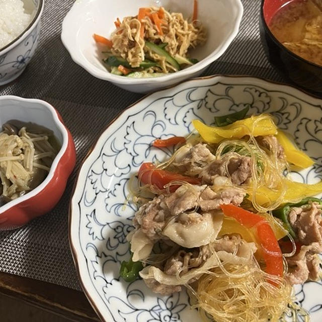 頼もしい助手＆ピーマンとパプリカ、春雨の炒め物
