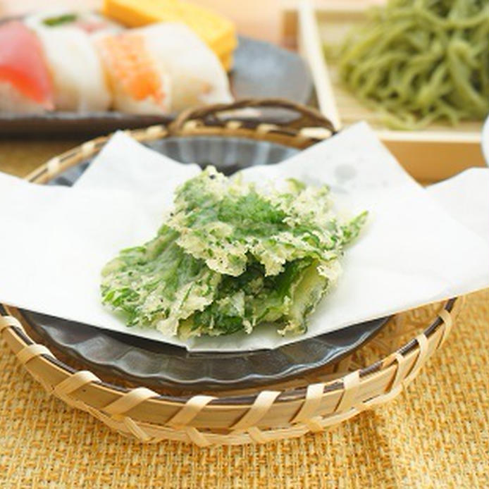 天紙の上に盛られた、大葉の天ぷら