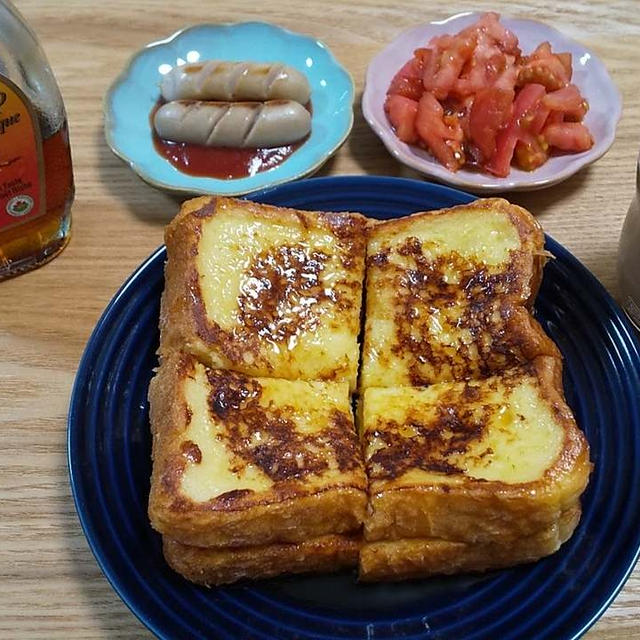 フレンチトーストとトマトとウインナー