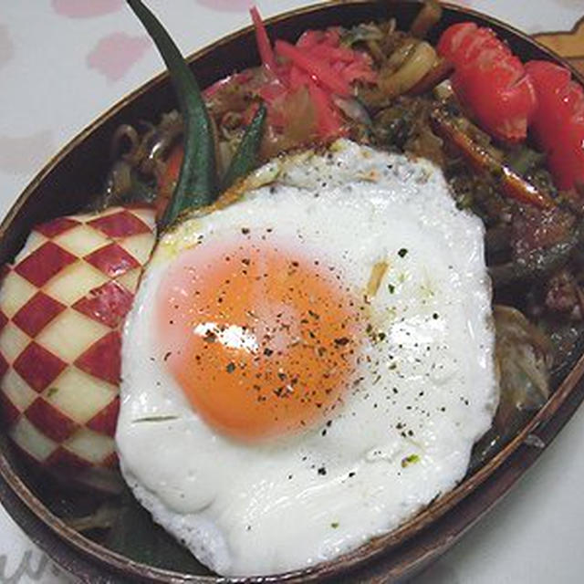 うどん焼き弁当。あんこの横顔。