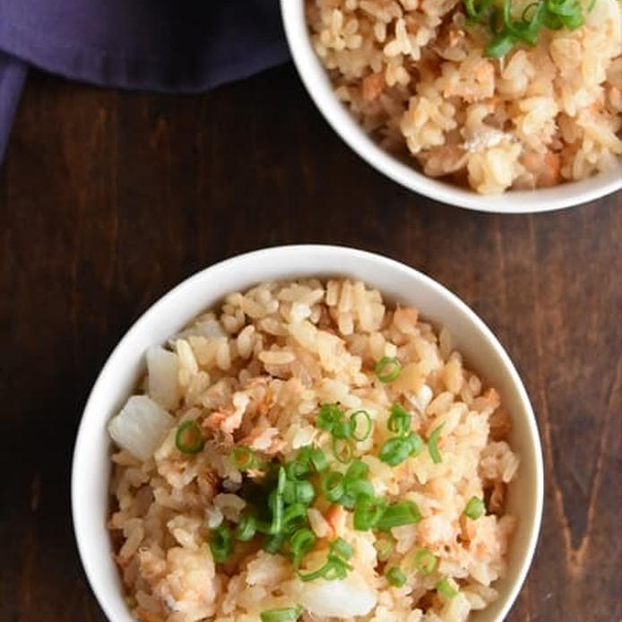 白い茶碗に盛られているほくほく長芋と鮭のバターしょうゆ炊き込みご飯