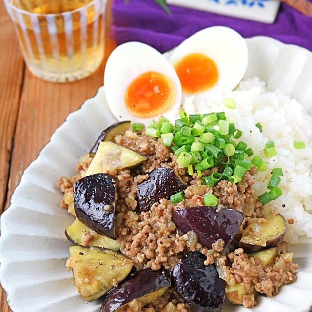 なすはレンジでヘルシー！なすとひき肉の甘辛味噌炒めどんぶり