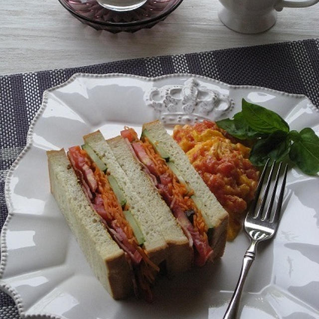 今朝のサンドイッチと、トマトとチーズのスクランブルエッグ　＆　掲載、感謝♪