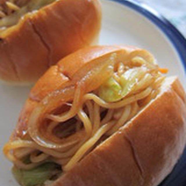 「焼きそばロールパン」