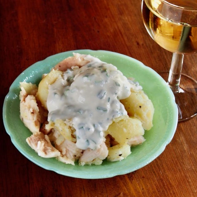 【メシ通連載！】電子レンジだけでできるやつ「チキンとポテトのねぎクリームチーズソース」で白ワインをがぶ飲み