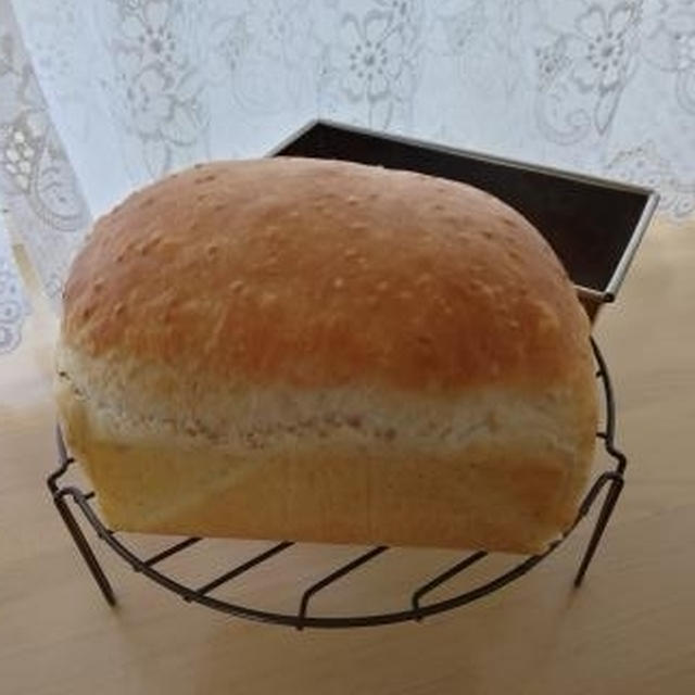 塩麴白ごま食パン🎵
