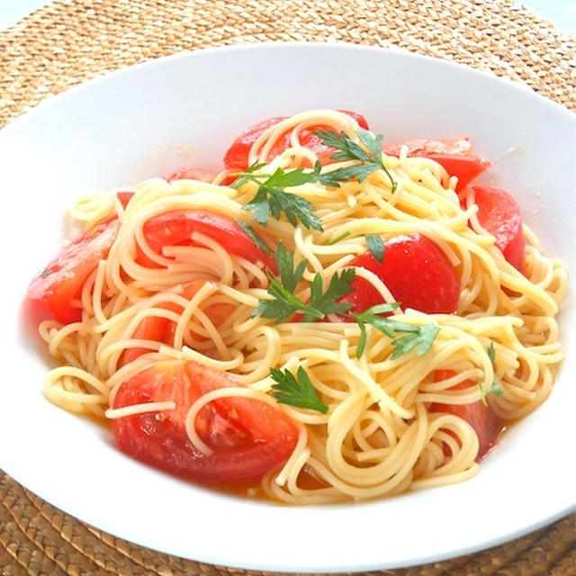 素材の味がそのままで美味しい〜トマトと鰹だしの冷製フェデリーニ。