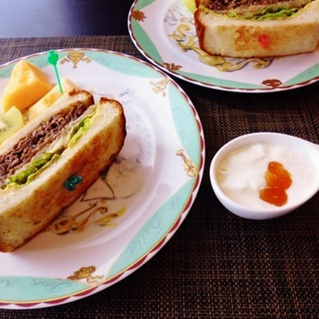 食べやすさを目指して薄切り牛肉ｄｅ焼肉ホットサンド♪