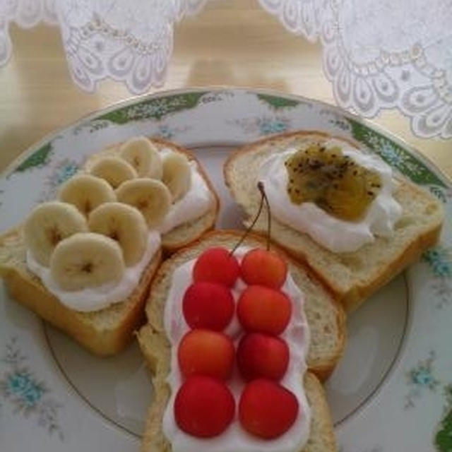 パウンド型ミニ食パンで、フルーツサンド♪