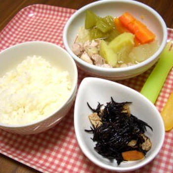 2/6の夕ごはん〜白ご飯・ポトフ・ひじきの煮物〜