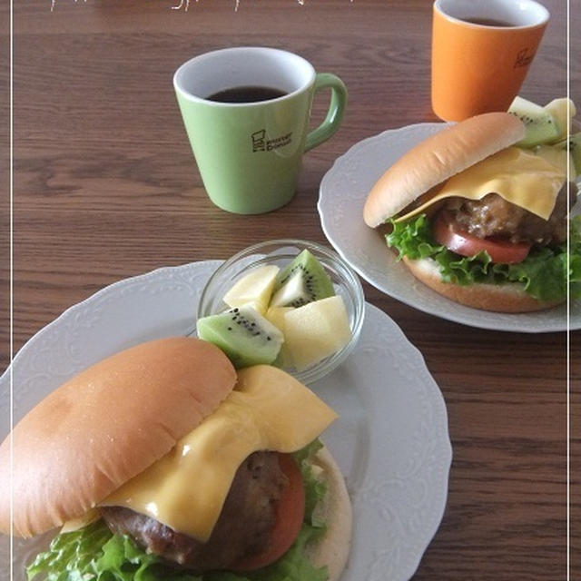 今朝の朝ごはん☆ﾊﾝﾊﾞｰｶﾞｰのﾎﾞﾘｭｰﾑ朝ごはん！