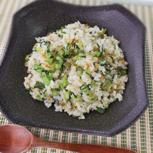 青菜の香りが食欲をそそる♪小松菜と干しエビの炒飯