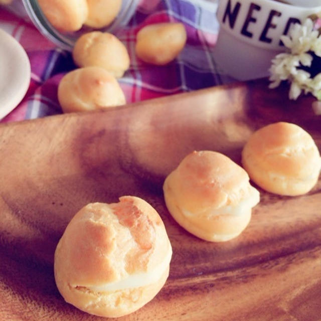 お友達のお家に手土産おやつはプチシュークリーム。とさくらんぼ。