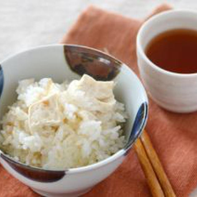 豆腐のごま風味炊き込みご飯。［豆腐・米］★★★　炊飯器に入れてスイッチ押すだけ