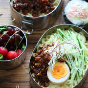 ジャージャー麺と明太子おにぎりのお弁当♪