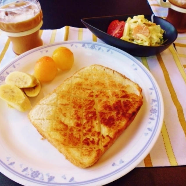 山食バタートーストとすもも