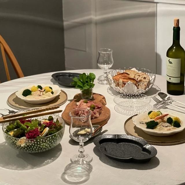 シーフードのホワイトシチューと美味しいパンの夜ごはん