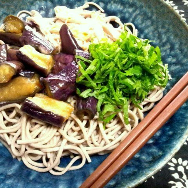 ナスと鶏肉の温かい、ぶっかけ蕎麦、ラー油風味