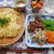 本技おいしいキムチとキュウリの和え物とざるラーメン