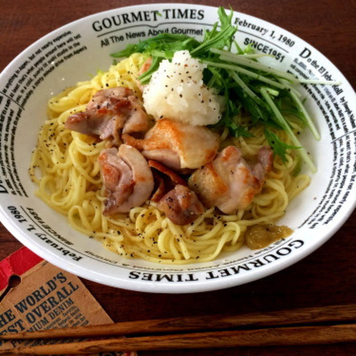 鶏肉や大根おろしがトッピングされたラーメン