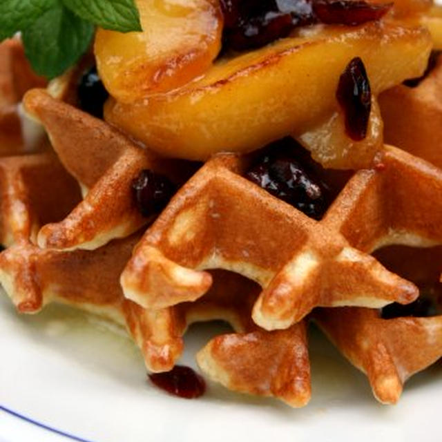 Fluffy Waffles with Apple and Cranberriesりんごとクランベリーのせ、ふわふわワッフル