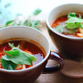 カレー風味の赤いスープは一日を明るくする