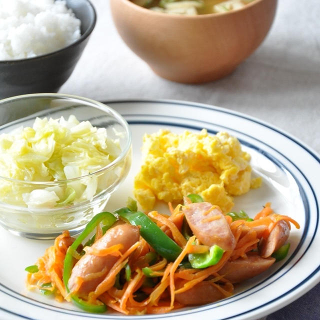 10分節約献立＊給料日前でも安心！定番節約食材で作る“ウインナーと野菜の炒め物”定食