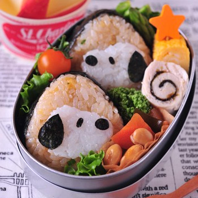 スヌーピーの貼り付けおにぎりのお弁当