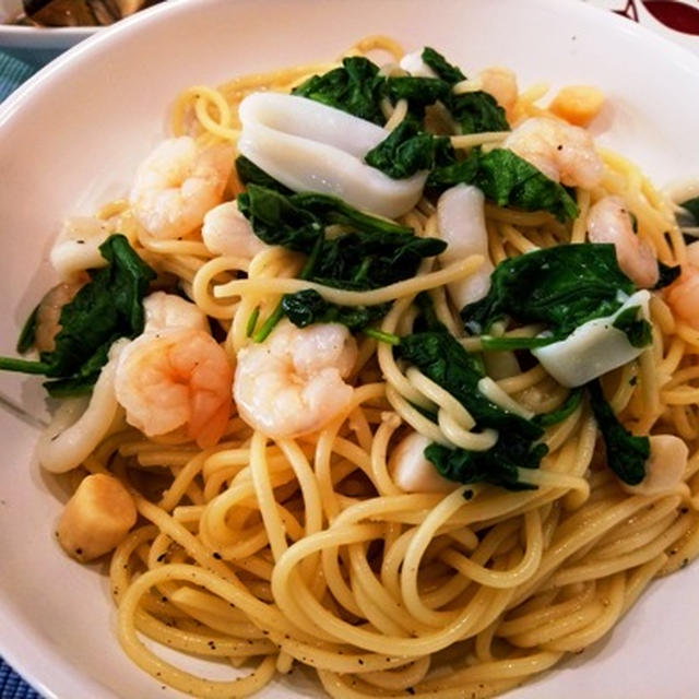 ダンベルがやっと１個手に入った！ ～ ほうれん草とシーフードミックスのパスタ