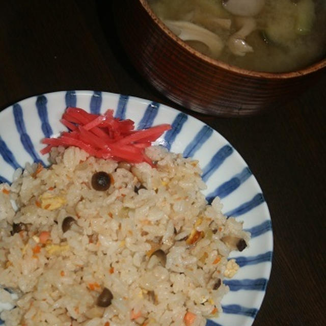 7月9日　　鮭玉茸炒飯と茄子の具だくさん御味噌汁