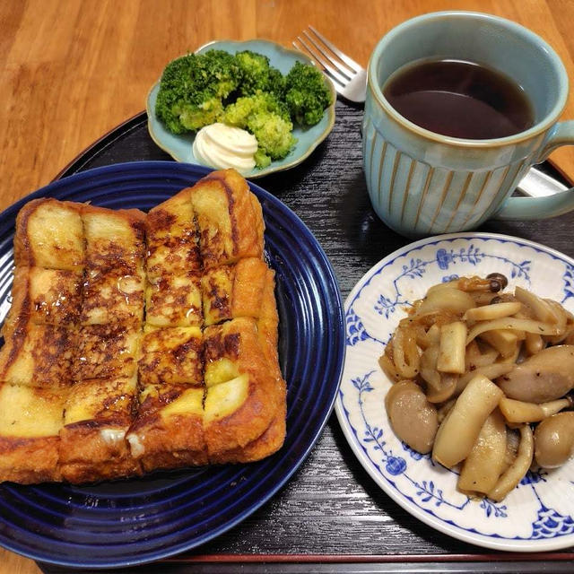 フレンチトーストとウインナーきのこ炒め
