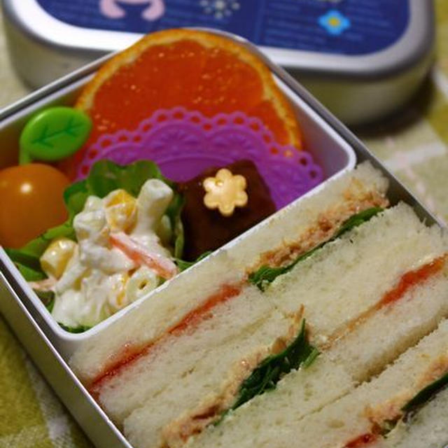 ２色サンドイッチのお弁当