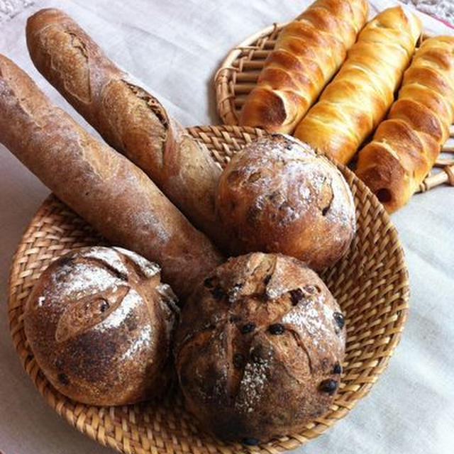 雑穀とレーズンのパン／キャラメルバケット／ソーセージパン