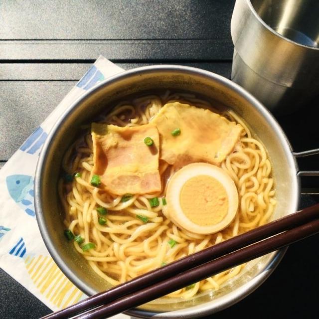 シェラカップ大とラーメンの乾麺で、カレーラーメン　