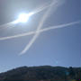 青空に「X]