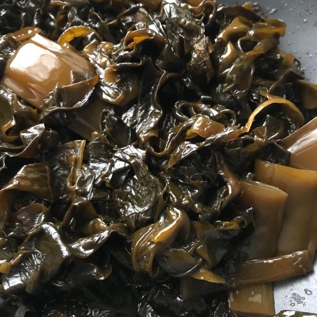 わかめの佃煮、たけのこご飯（おこわ）、木の芽あえ