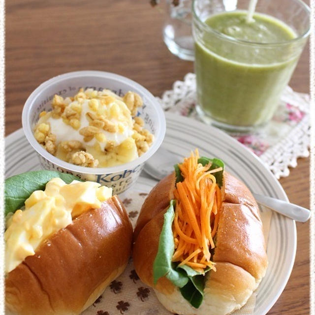 今朝の朝ごはん☆ﾊﾞﾀｰﾛｰﾙでｻﾝﾄﾞ2種