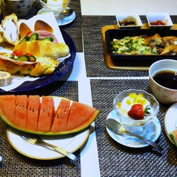 ■続・１９日早朝パンセット【娘夫婦持参のパンと西瓜／ピールヨーグルトとコーヒーで＾＾】