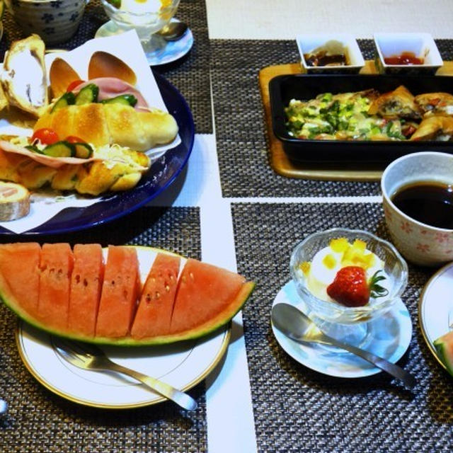 ■続・１９日早朝パンセット【娘夫婦持参のパンと西瓜／ピールヨーグルトとコーヒーで＾＾】
